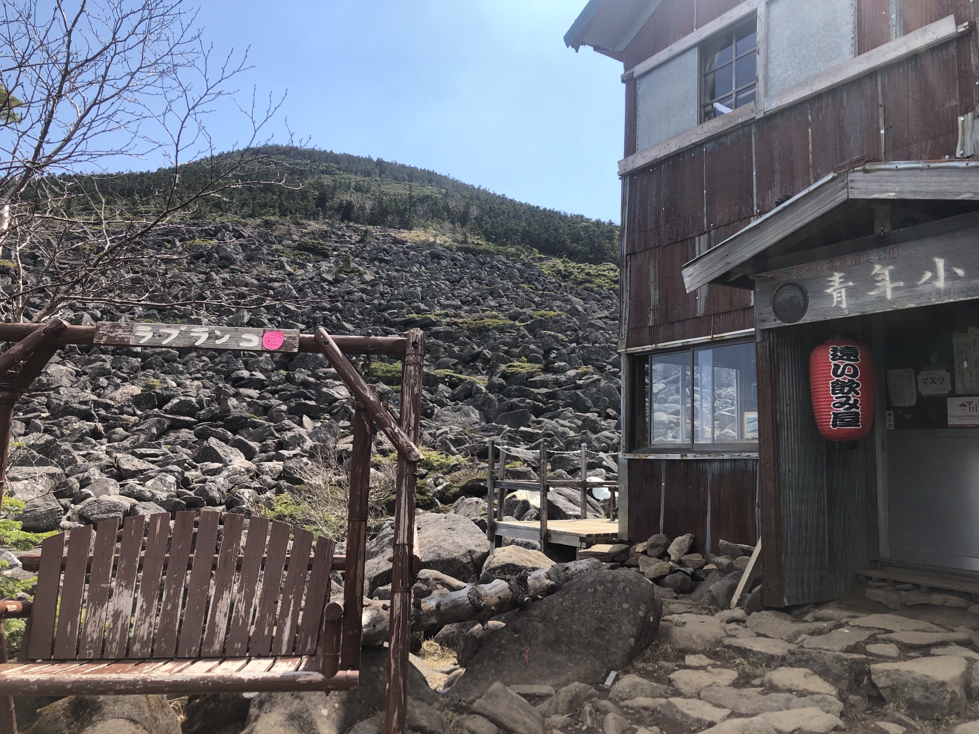 良く見る、赤提灯の光景を間近で