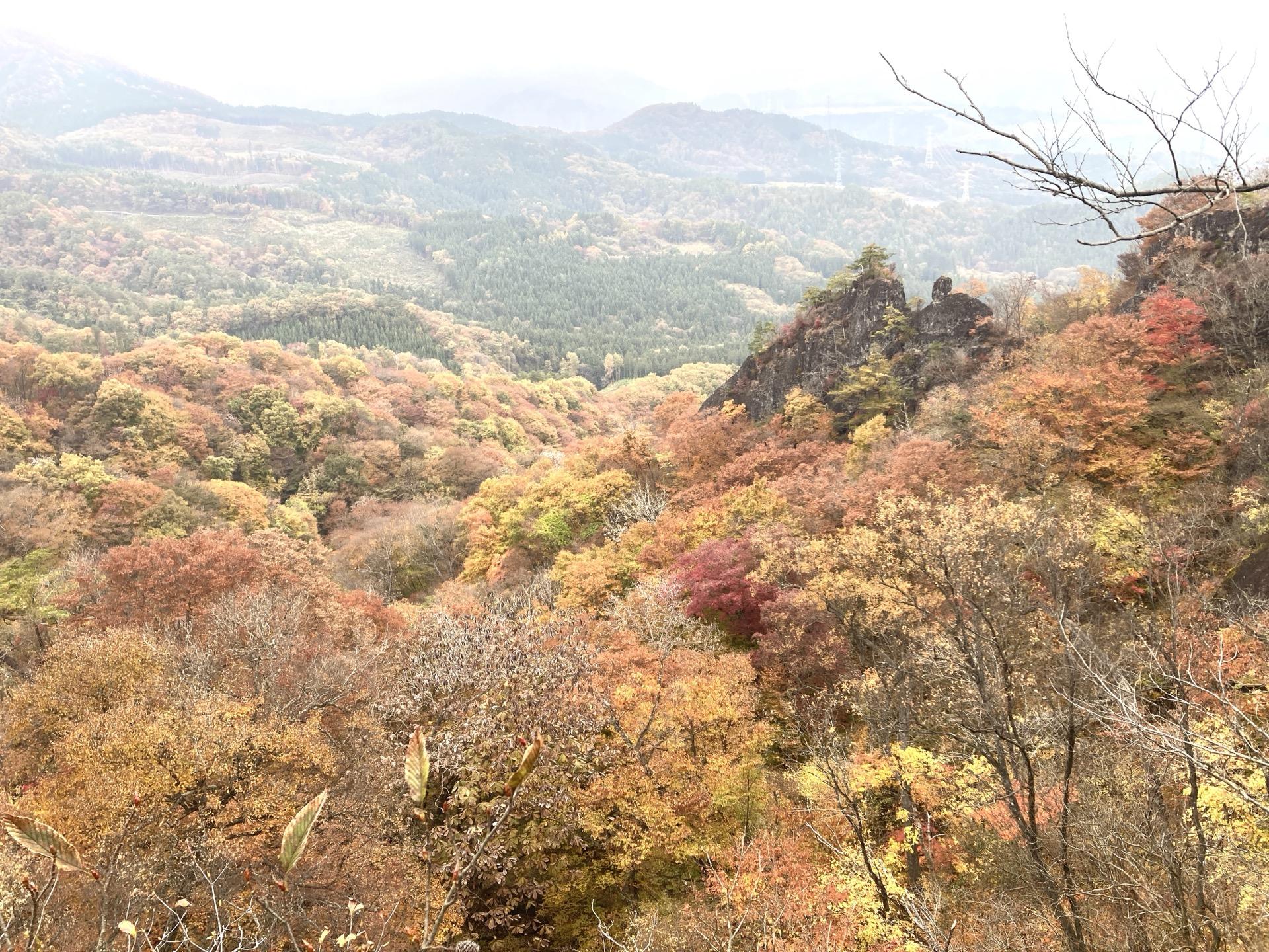 岩櫃山初秋 960px-Mount_Iwabitsu_2018-09_2.jpg