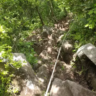 岩場の下り、長いロープが付いています