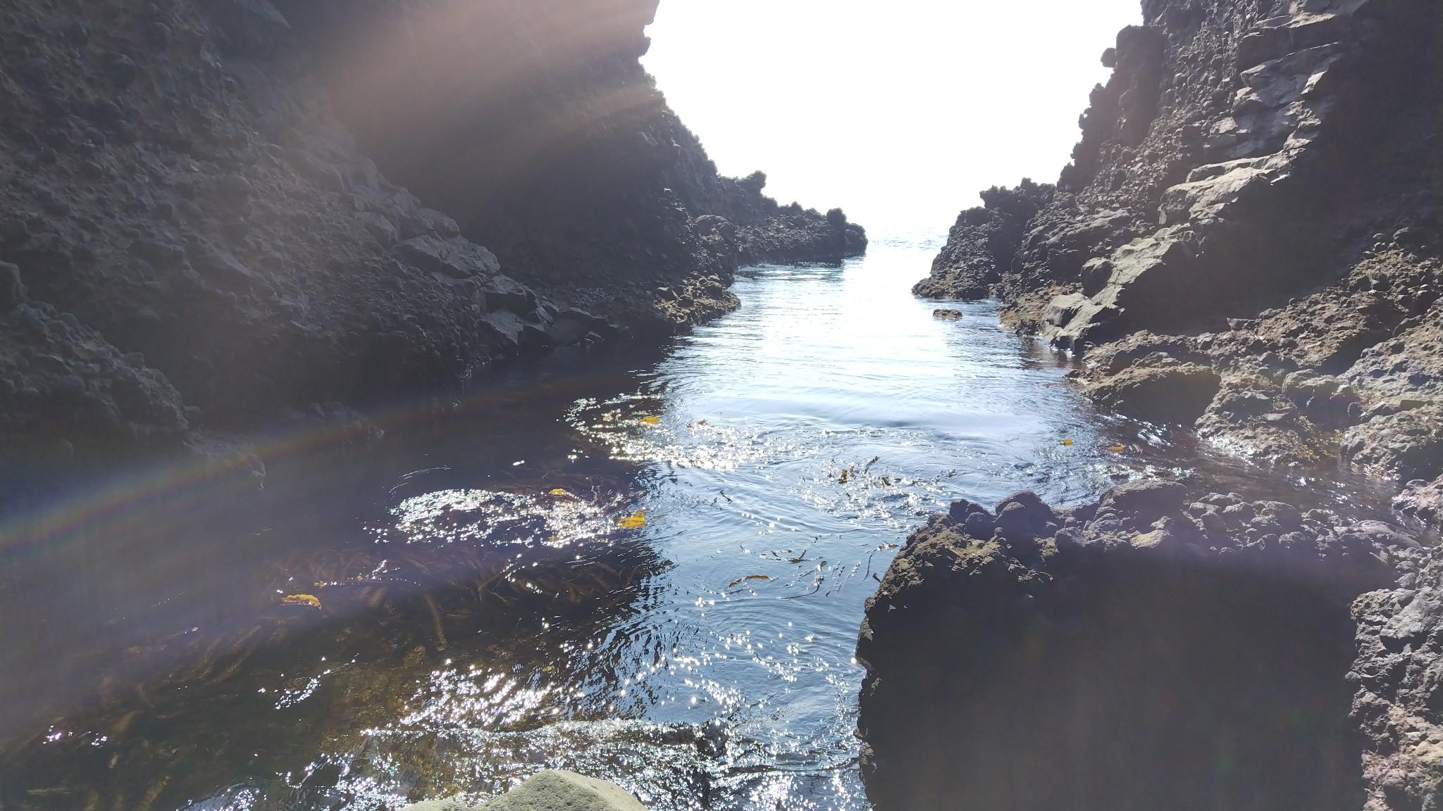 V字入り江の最奥から沖を見る。高巻きした場合は、この最奥に出ます。