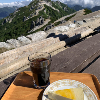 燕岳・餓鬼岳・唐沢岳 山荘に戻ってきて休憩
日向夏のチーズケーキとアイスコーヒー