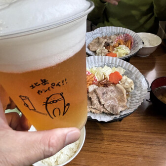 北岳肩の小屋の名物「温肩定食」
生ビールとともに。カンパイの文字は小屋の方の油性ペンでの手書き？いい感じ
