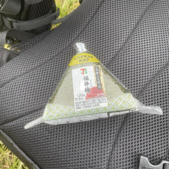 経ヶ岳・法恩寺山 雨の中食べます。