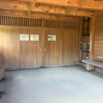 避難小屋内部