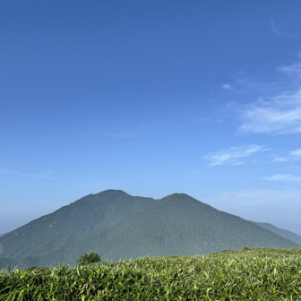 左側毛無山、右側雨ケ岳