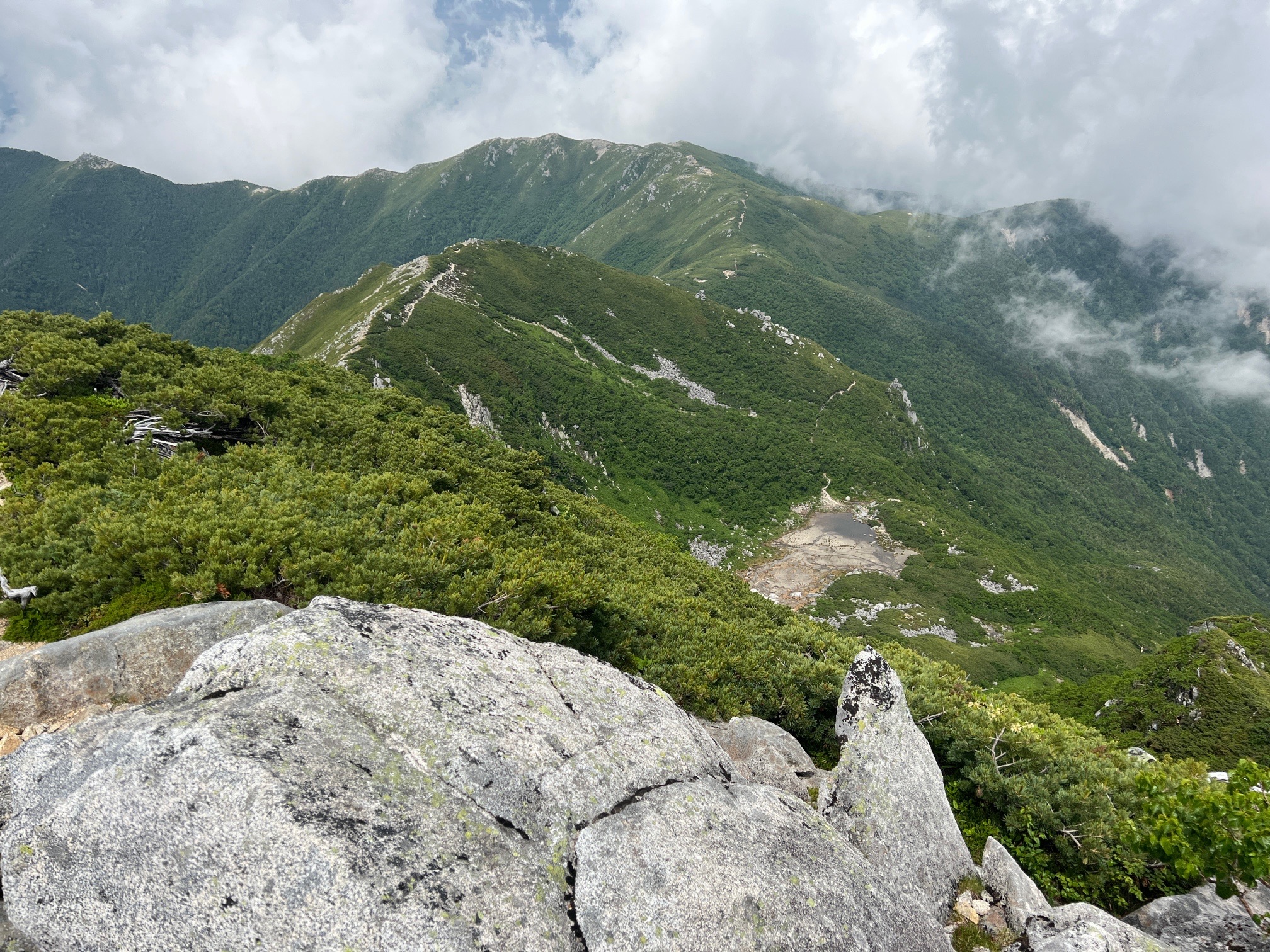 眼下に見える、濃ケ池、左手の稜線を 歩きます。