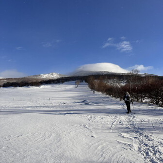 四阿山・根子岳 四阿山の上は雲に覆われてます