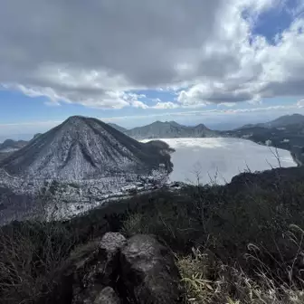 榛名富士の形きれい〜湖面は凍ってます