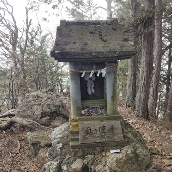 奥の院峰　山頂の祠
1,077m
