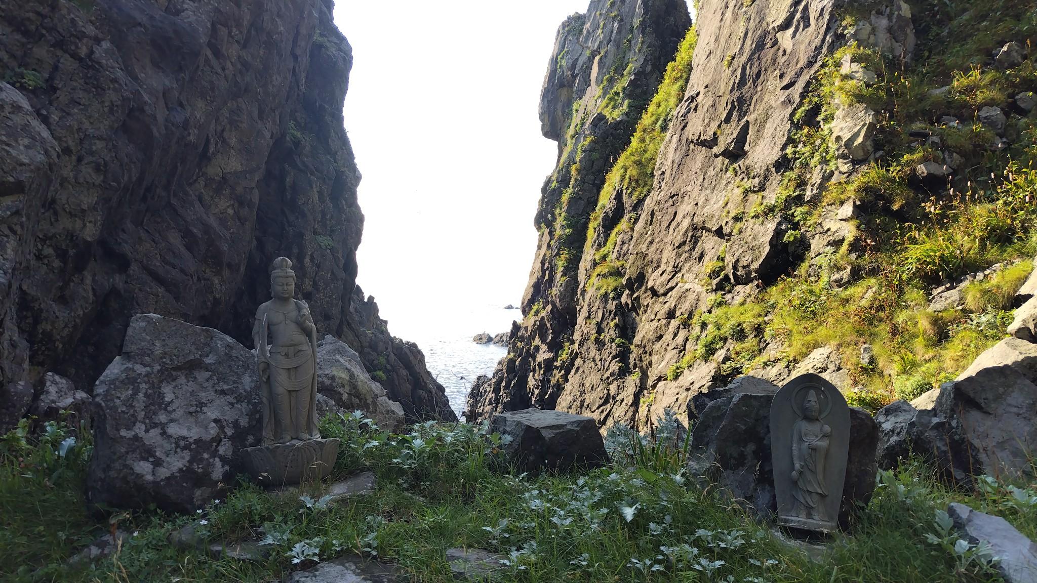 大小いくつもの観音様が安置されてます。ここでテント泊も可能とのことですが、熊出没の可能性があるとのことです。