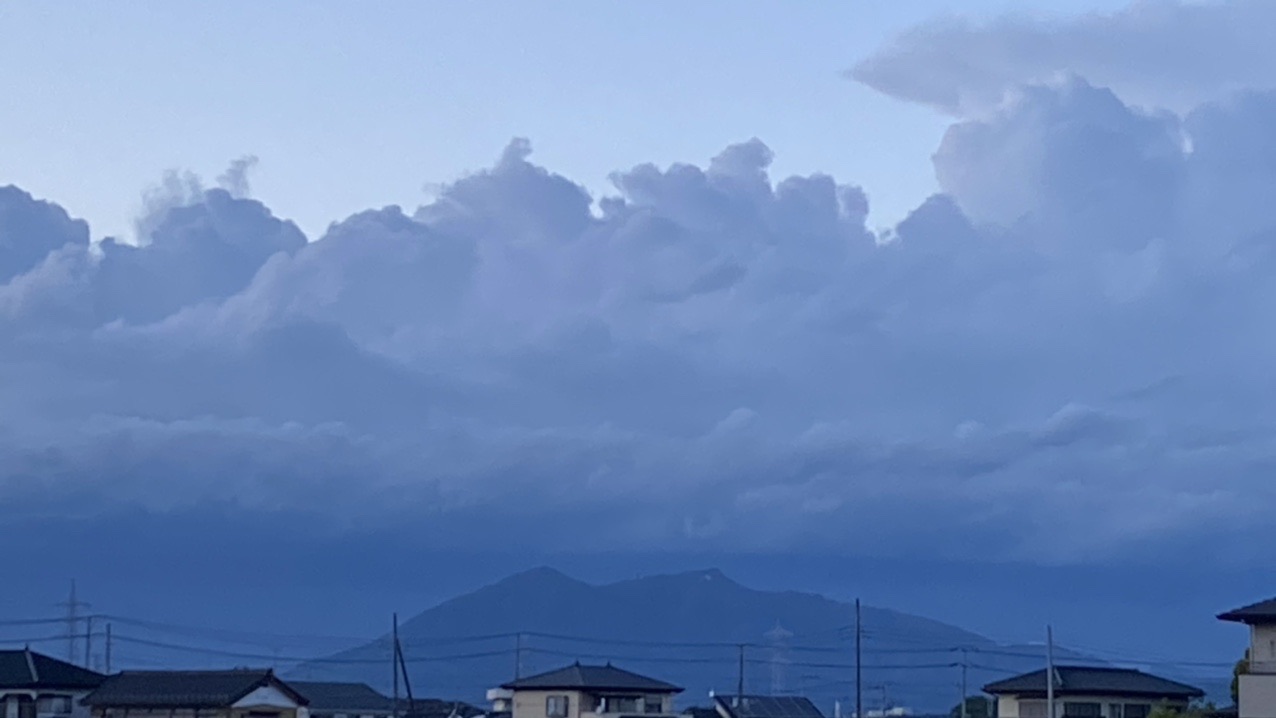 暴れた雲が筑波山に覆い被さっている。北風... / ハネさんのモーメント 