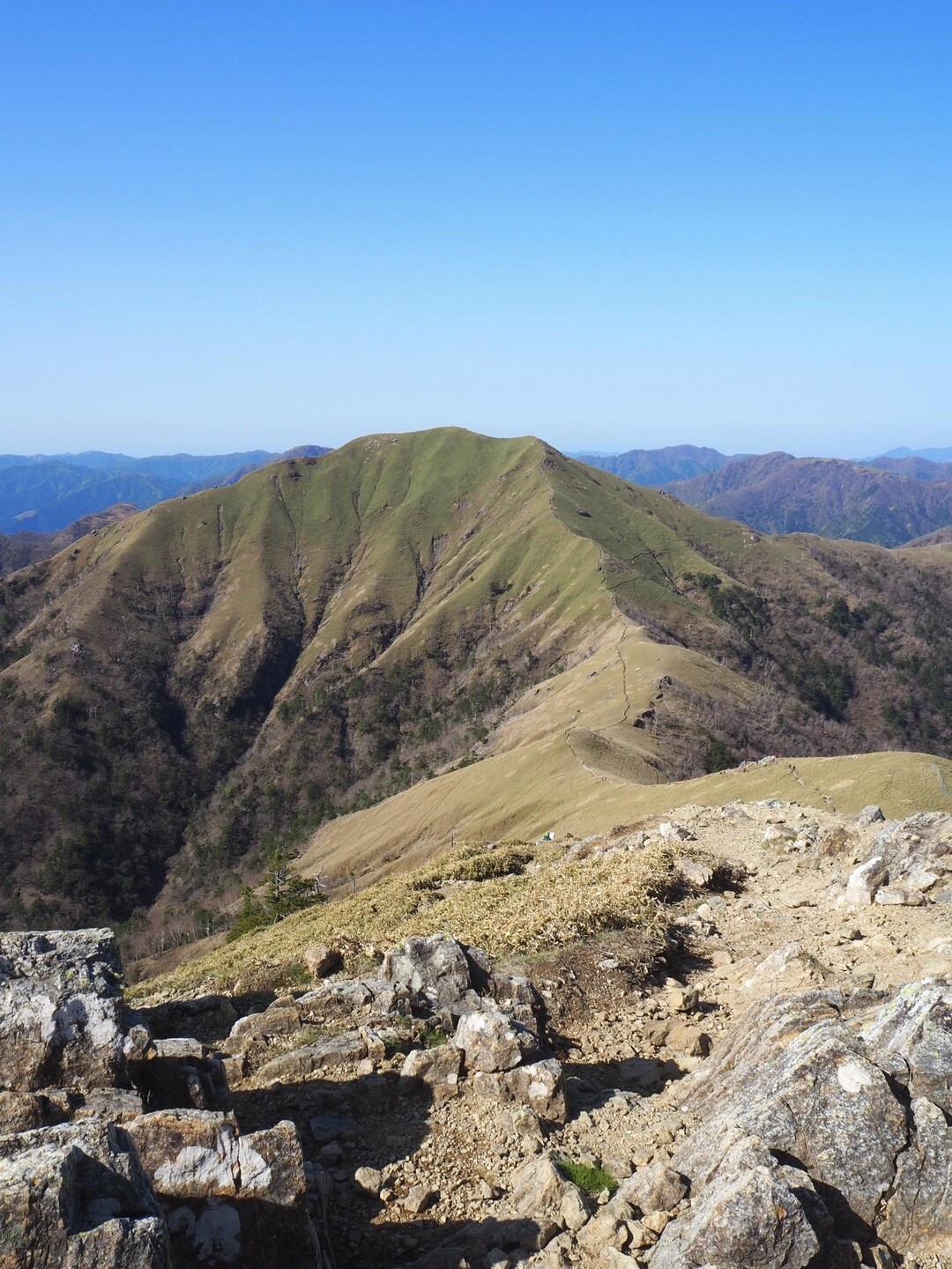 花の剣山⛰一ノ森・ニノ森と稜線美しき次郎笈