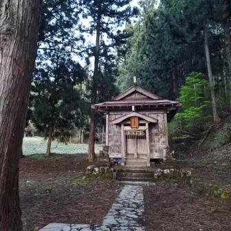 薄暗い鳥坂神社