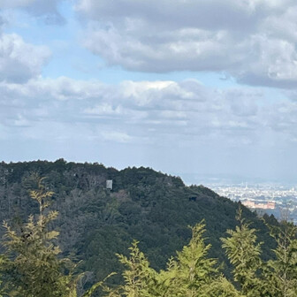 岩湧山・一徳防山・三石山 途中に
お⁉️向かいに見えるのは
さっきの反射板の山だ