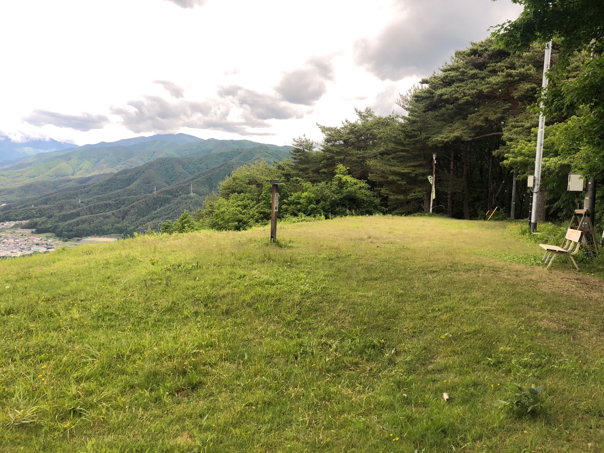 山頂は、芝生一面、気持ちが良い