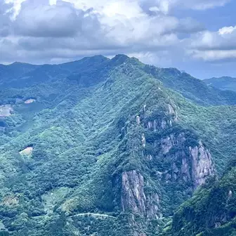 丹助岳山頂付近より東側眺望…こちらも昨年登った“比叡山と トンカラリン岩”を見ながら 🍓🥧パイを堪能^ ^