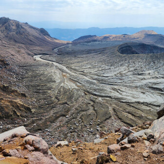 阿蘇山・高岳・根子岳 雨が降るとこういう地形ができた。