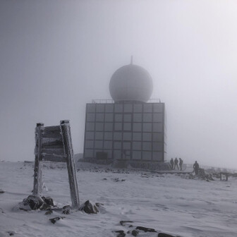 霧ヶ峰・車山・大笹峰 強風で寒すぎて気象台の側に避難