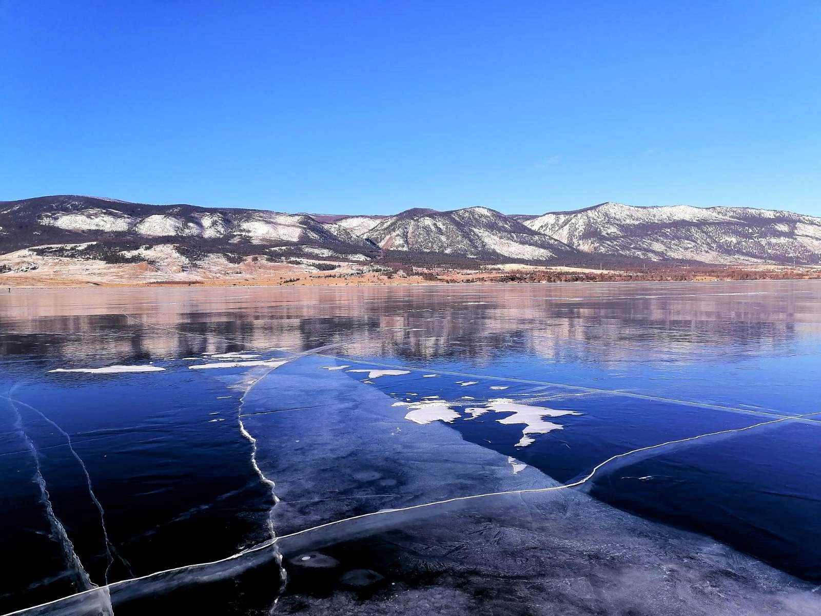 凍結のバイカル湖 シベリアの真珠「バイカル湖」は世界一透明な湖 | TABIPPO.NET