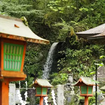 琵琶滝。滝行修行の場のようです。琵琶湖とは全くの無関係でしょうが、滋賀県民としては「琵琶」の単語に反応してしまうサガ