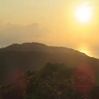夕空に浮かぶ石垣島の山々
さきほどいた"前勢岳"の天文台が見える