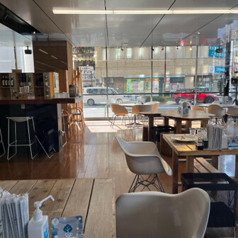 山梨県庁の1階の喫茶店。ガラス張りで良い感じです。