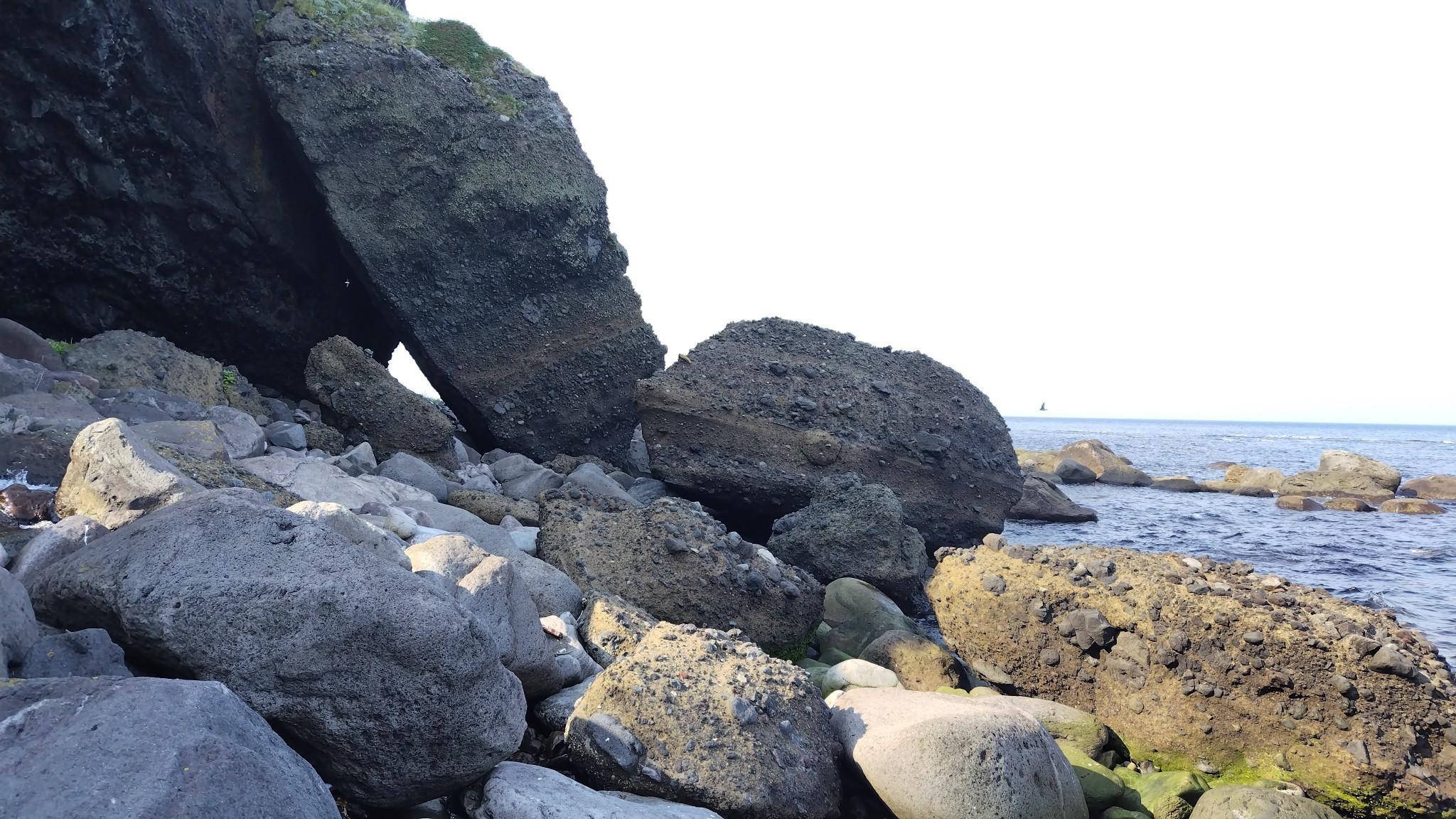 だが、海岸線は一様ではなく、さまざまなタイプの岩＆石地帯が行く手を阻み、遅々として進まない。