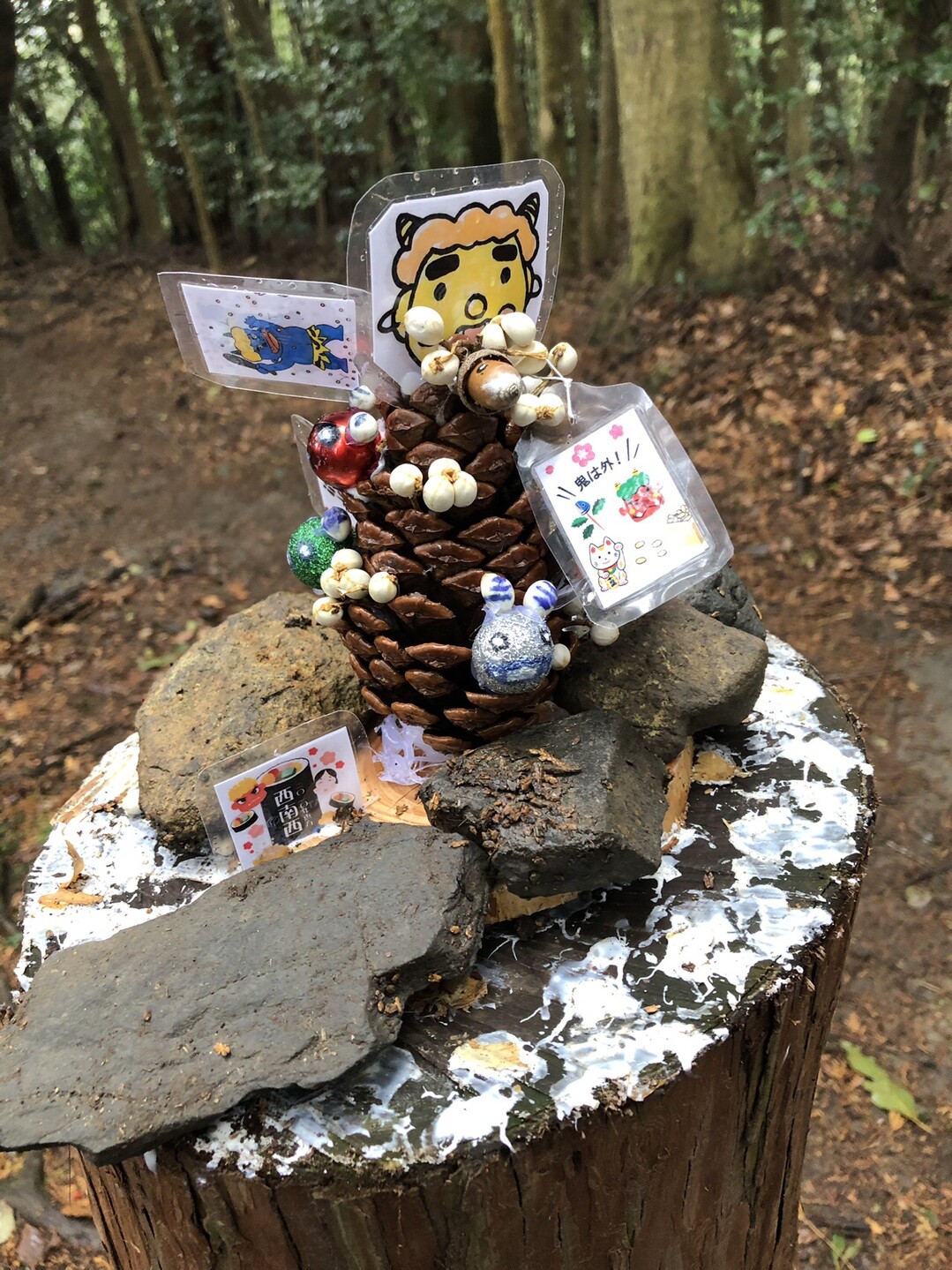 07 皿倉山 九宮跡の節分オブジェ 皿倉山 花尾山 帆柱山の写真5枚目 松ぼっくりに赤鬼 青鬼のイラストや 鬼は Yamap ヤマップ