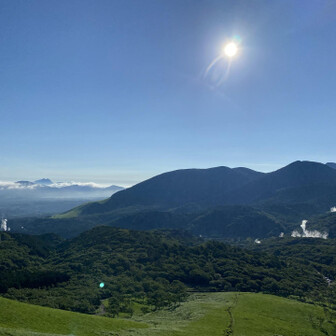 朝日の下の黒岩山、泉水山
左手雲の上に由布岳