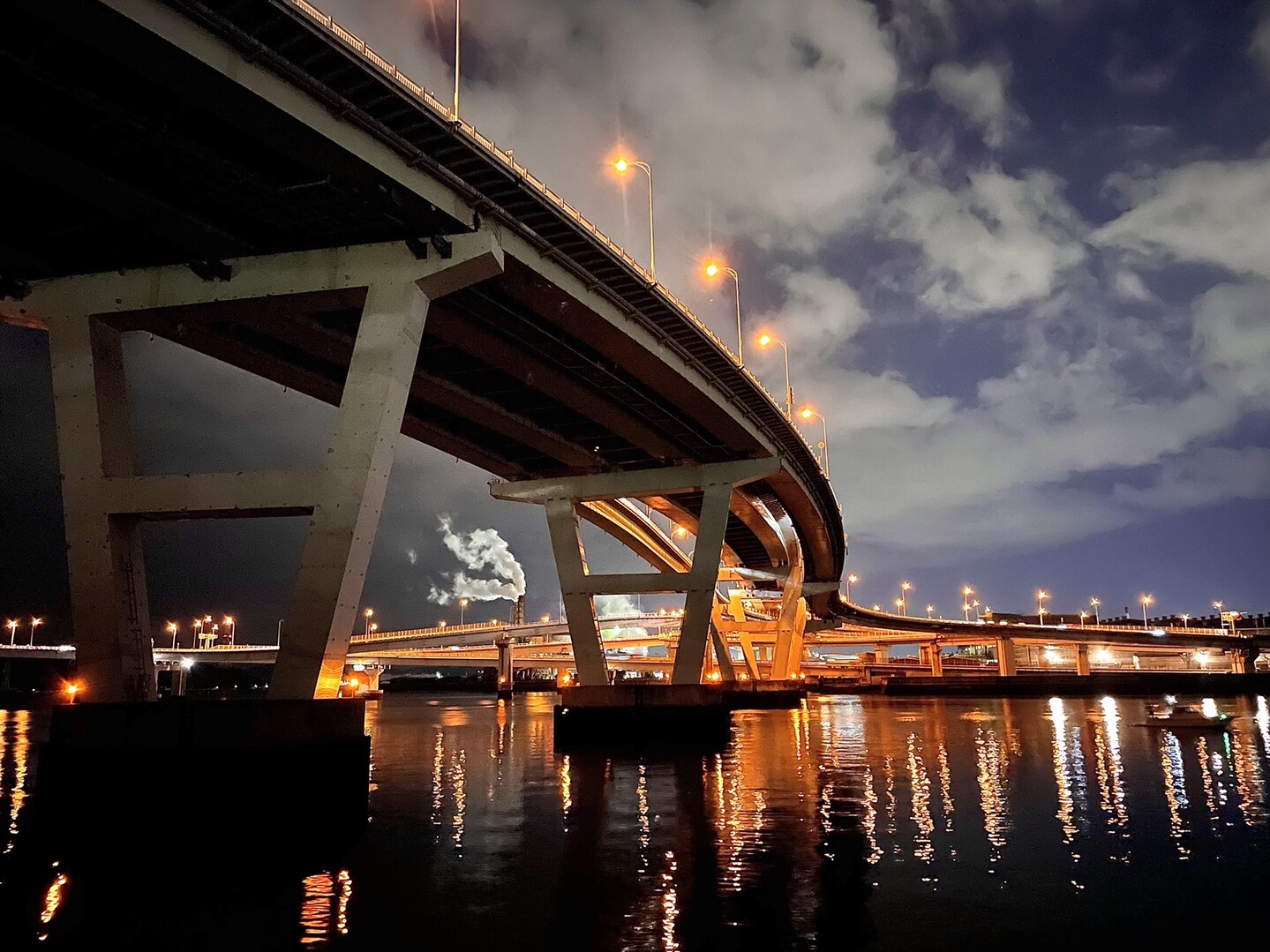 広島大橋、海田大橋の夜景です。 見た目よ... / GONKEさんのモーメント YAMAP / ヤマップ