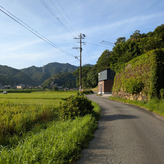 駐車場から田んぼ道１０分で登山道