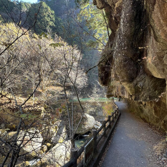 岩壁が突き出した歩道を行きマス、もう完全に観光モード