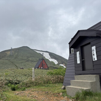 この小さいのが避難小屋。