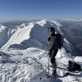 トマの耳の山頂で万太郎山~平標山に続く谷川主脈をバックに撮って頂きました。上はベースにロンT、薄手のフリース、アウターはARCの薄手のソフトシェル（ガンマLT）でちょうどよかったです。（西黒尾根下部では暑くてシェルは脱いでいました💦）
ARCやモンベルのシェルはヘルメットの上からフードを被れるように大きなフードになっているのがとってもいいと思います⛑️
