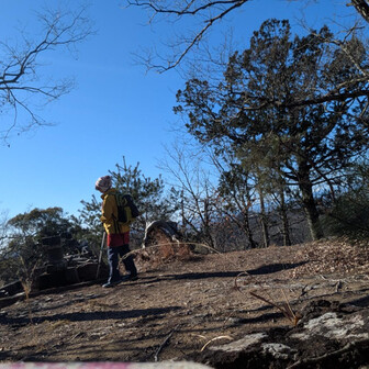 両崖山・仙人ヶ岳・石尊山 鳩ノ峰山頂
土台もしっかり造られた痕跡の残る社跡

立派な社建立の碑
社は崩れて  建立碑が残るとは無念、残念、皮肉なもの