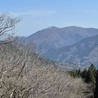 山頂から武奈ヶ岳を一望👀
雪はほとんどなさそうだ☺️
たくさんの登山者で賑わっているでしょう🤣