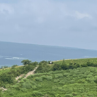 次は飯盛山へ。
白い服を着た母が見えます