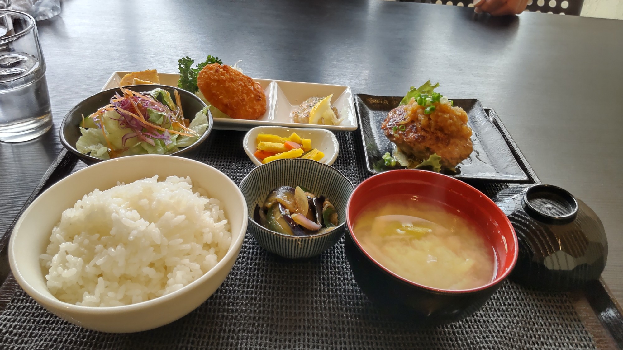 平日でも会場は賑わってきました。
風が出て曇ってきたので、退散して近くのcafeへランチへ
カフェランチなんて滅多にしないけど、美味しかった～☆☆☆

和cafedining
https://www.facebook.com/Nagomicafedining/