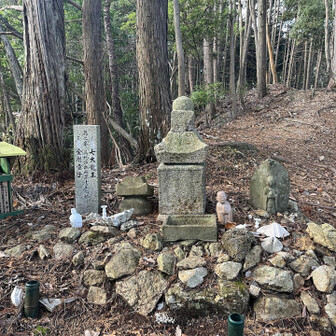 岩湧山・一徳防山・三石山 岩湧寺の近くにありました
第15番経塚に到着🙏