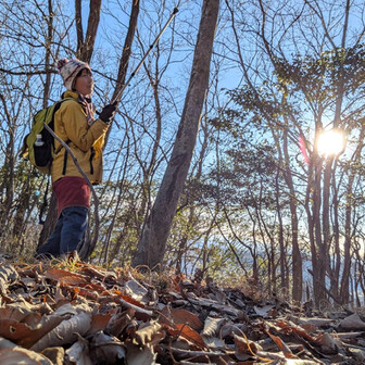 両崖山・仙人ヶ岳・石尊山 陽が傾いてきましたねー
まだまだ下山まで小一時間程かかりそうです
グレーゾーンだと所要時間の読みミスがある
(😮‍💨たかちゃん、ミスるの地図のせいにしてない？)