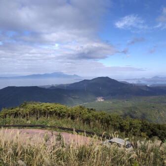 山頂より、海の向こうに雲仙の山も見える！

直ぐ下まで車で上がって来ました🚙