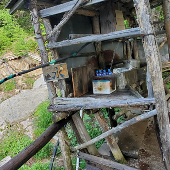 鳳凰小屋に着きました。水が豊富なのはサスガに南アルプス⛰️南アルプスの天然水、いただきました😊
