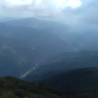 市房山 雲の切れ間から