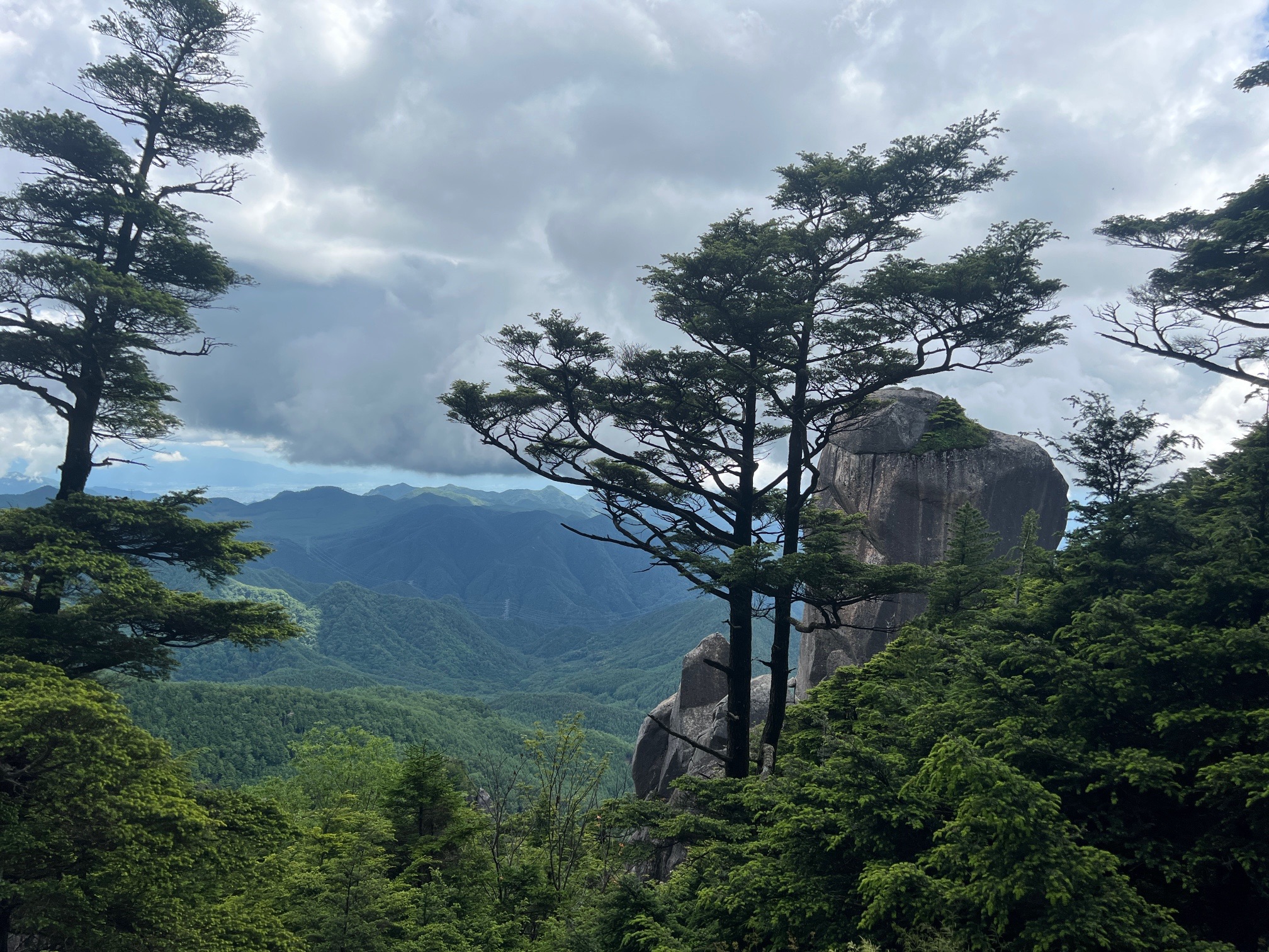 登り、振り返る。ここからまだなんだよね。