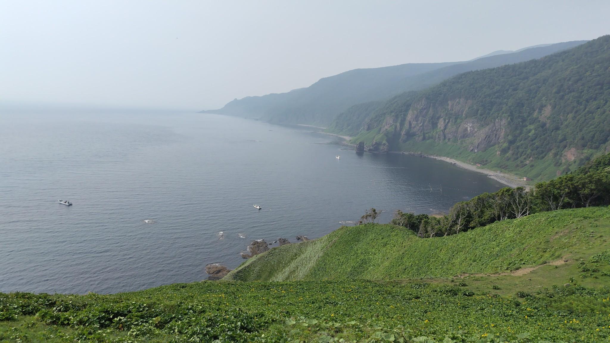 カブト岩から振り返れば、スタートした二本滝のテント地も確認できる。