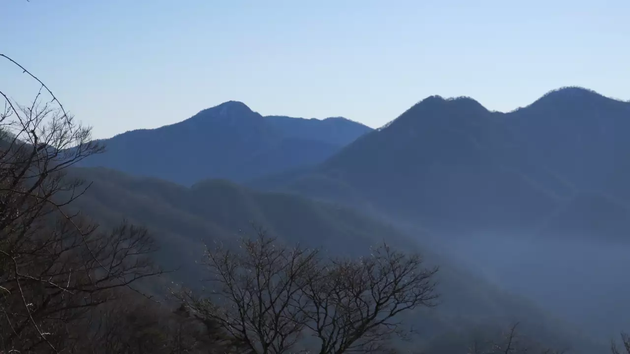 左手に丹沢主峰の蛭ヶ岳⛰と西丹沢の盟主の檜洞丸⛰の姿をアップ