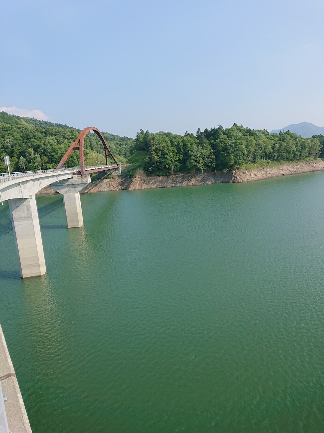 夕張岳に向かう道にあるシューパロ湖。湖底... / ご先祖さんのモーメント YAMAP / ヤマップ