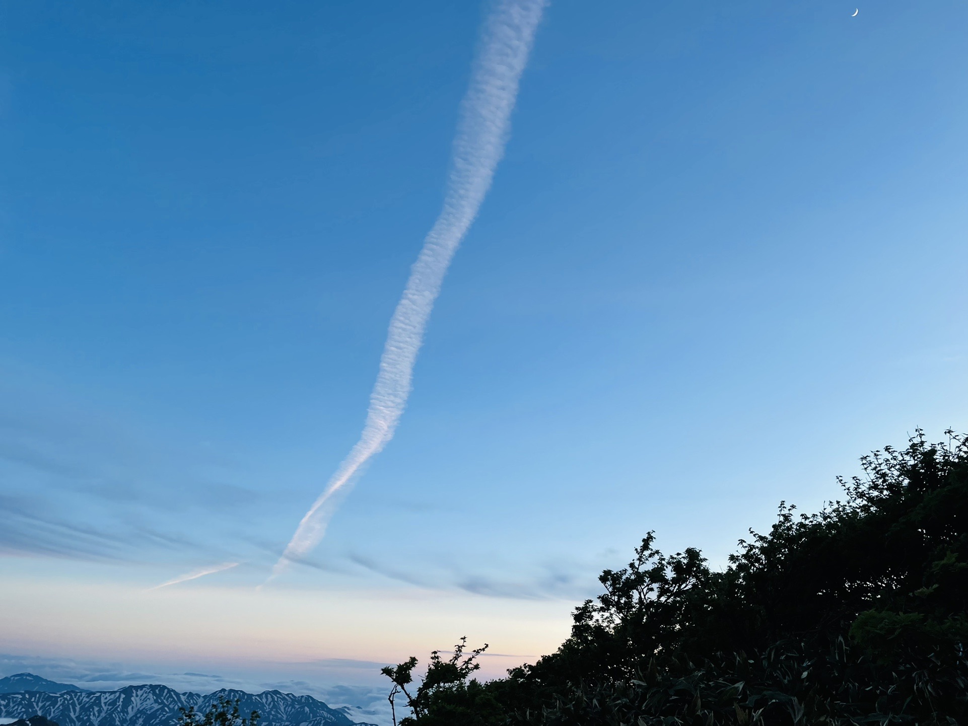 ロール雲か、それともヒコーキ雲か。