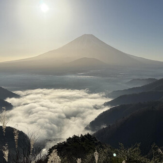 精進湖が雲海に