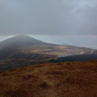 火口跡だとわかる草千里